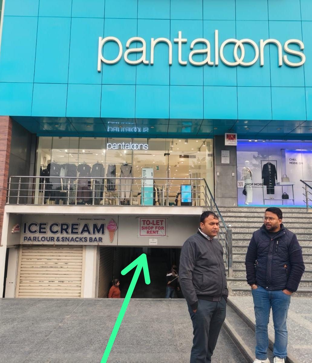 Gorakhpur B.R.D. Medical Road, H. N. Singh Chowk के पास Pantaloons के नीचे shop खाली है
